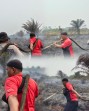 Karhutla Kembali Mengancam, Sekdes Kuala Terusan Turun Langsung Padamkan Api
