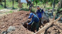 Terik Matahari Tak Surutkan Semangat Satgas TMMD 129 Kodim 0102/Pidie Gali Septic Tank untuk Bangun MCK di TPU Blang Cot