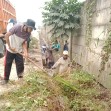 Petugas DLH Pelalawan Berjibaku Bersihkan Drainase, Rumput Liar dan Sampah Diangkat