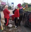 Bahu Jalan Jadi Sasaran,DLH Pelalawan Bersihkan Sampah Dan Rumput liar