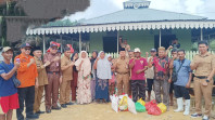 Di Dampingi Camat,Asisten II Fahrizal Salurkan Bantuan Banjir