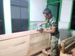 Kejar Target , Satgas TMMD ke-129 Kodim 0102/Pidie Lembur Pasang Pintu RTLH Hingga Malam Hari