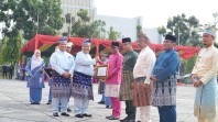 Bupati Pelalawan terima penghargaan, pada peringatan HUT Propinsi Riau ke-69