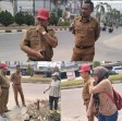 Asisten II H. Fackrizal M.Si Bersama Kabid DLH Julian Eko Kembali ke Lokasi, Pastikan Pekerjaan Berjalan