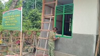 Kejar Target Penyelesaian, Satgas TMMD Ke-129 Kodim 0102/Pidie Pasang Plafon dan Cat Kusen RTLH Sasaran 3 Milik Muhammad Amin