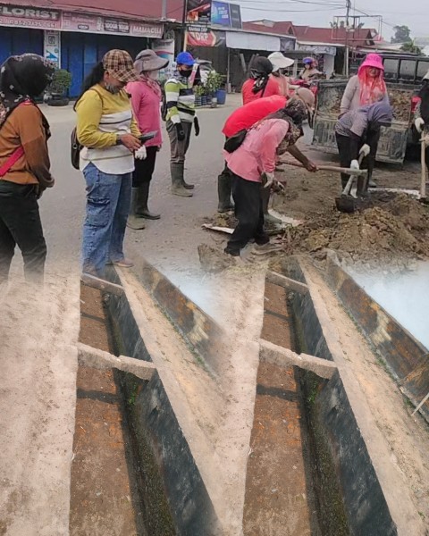 Sampai Dasar Petugas DLH Bersihkan Drainase Dari Tanah dan Sampah, Berbagai Material Langsung Diangkut