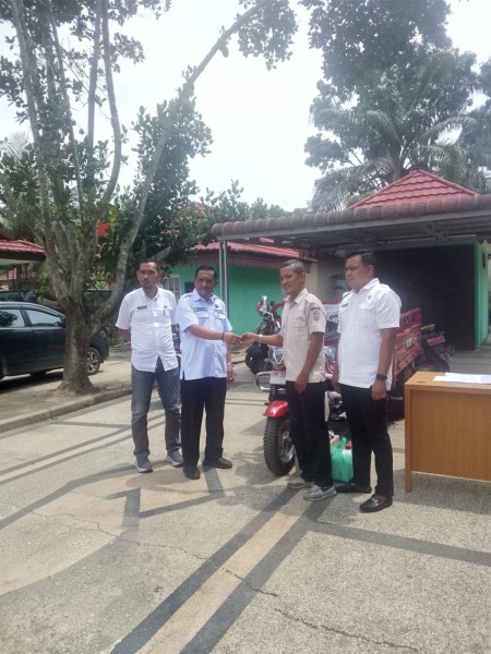 Sinergi Nyata! DLH Pelalawan Serahkan Motor Roda Tiga Bantuan PT EMP Langsung ke Bank Sampah
