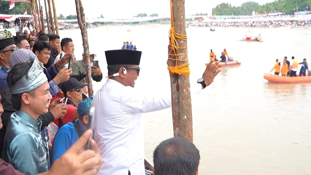 Bupati Zukri Hadiri Pembukaan Festival Pacu Jalur Tradisional Kuantan Singingi Tahun 2025