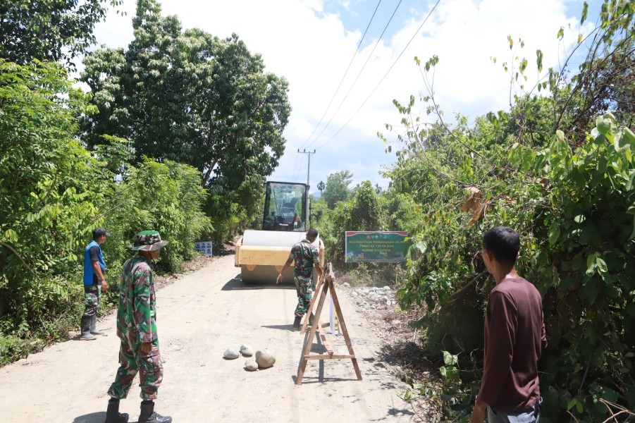 Jaga Keselamatan Petani, Satgas TMMD ke-129 Pasang Portal dan Rambu Imbauan di Lokasi Pengerasan Jalan
