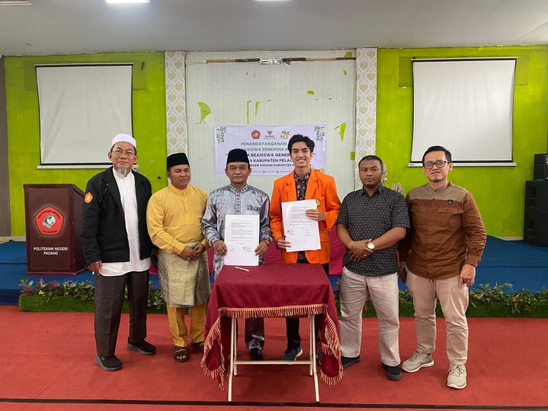 Ringankan Biaya Kuliah, Baznas Pelalawan Teken Akad Beasiswa dengan Mahasiswa Politeknik Negeri Padang