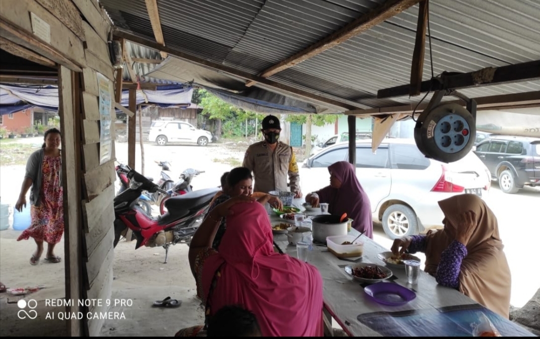 Bersama Rekannya, Aipda Sastro Patroli Cegah C3 dan Sampaikan Prokes di Desa Segati