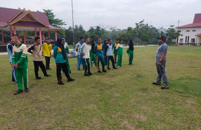 Bhabinkamtibmas Ini latih Paskibra di Kecamatan Bandar Petalangan