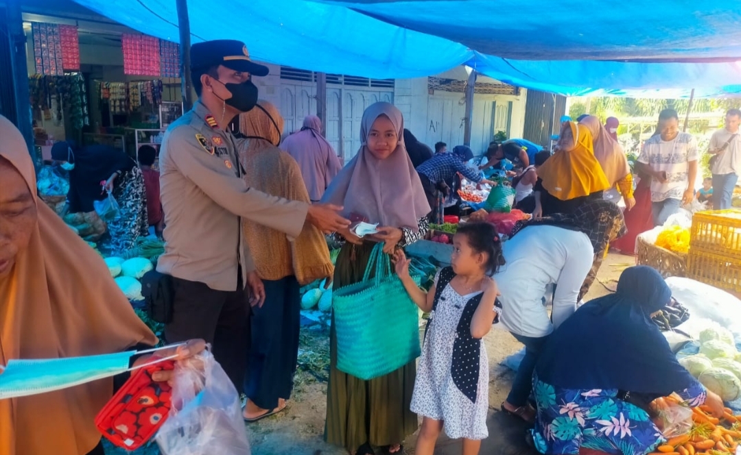 Bagikan Masker Gratis, Polsek Pangkalan Lesung Himbau Warga Patuhi Prokes