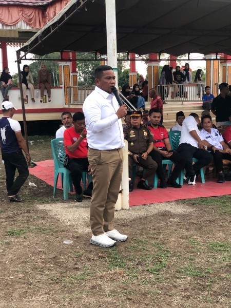 RBN FC Juara Turnamen Sepak Bola Cup I U-40 Kelurahan Pelalawan, Bupati H Zukri Serahkan Tropi Kemenangan