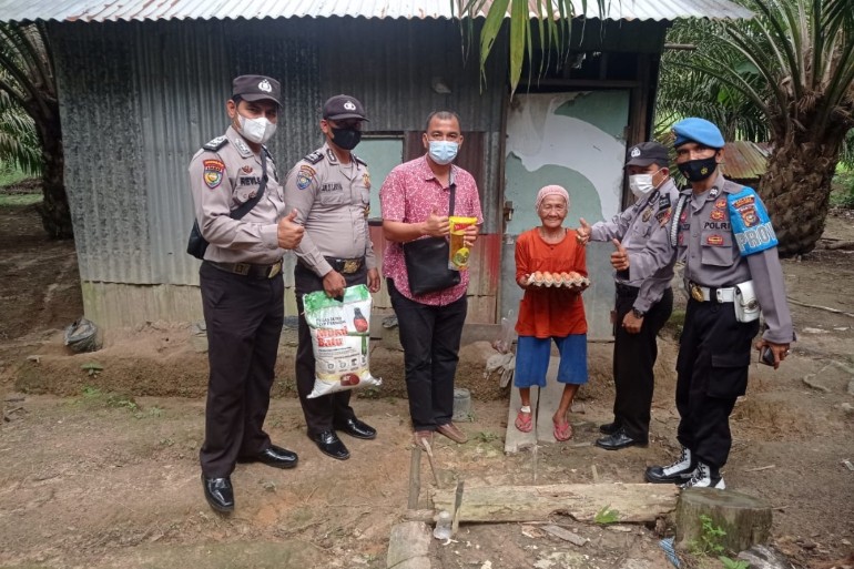 Kepada Masyarakat dan Janda Kurang Mampu, Polsek Bunut Salurkan Bantuan Sosial