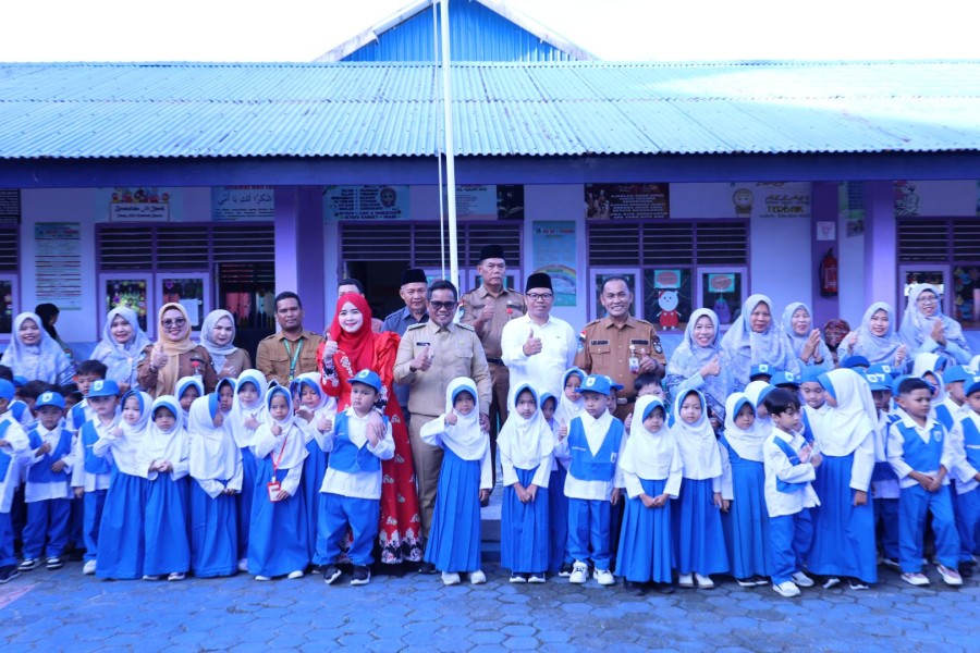Bupati Pelalawan Tinjau Pelaksanaan SE Gerakan Ayah Mengantar Anak Di Hari Pertama Sekolah