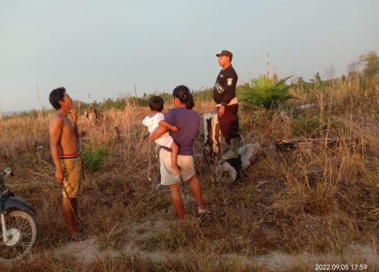 Personil Polsek Ukui Lakukan Patroli Dan Pemantauan, Edukasi Masyarakat Melalui Door to Door