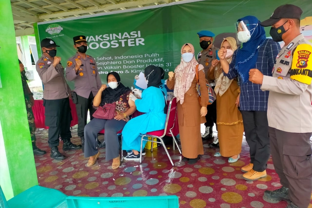 Pimpin Giat Vaksinasi, Kapolsek Pangkalan Lesung AKP Liston Sihombing Bagikan Masker Gratis