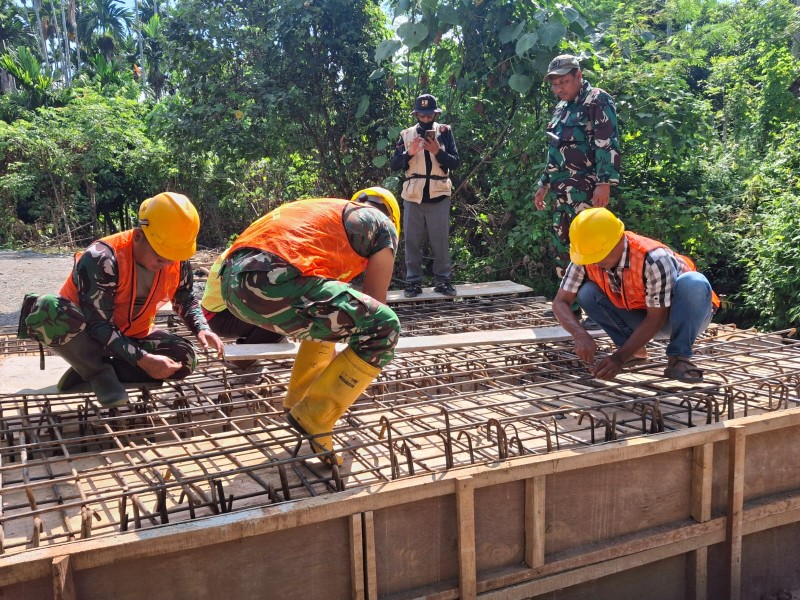 Satgas TMMD Ke-129 Kodim 0102/Pidie Perkuat Struktur Jembatan, Pemasangan Bekisting Box Culvert Dikebut Demi Akses Masyarakat