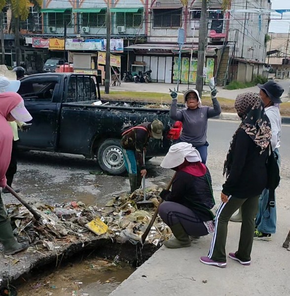 Bukan Sekadar Bersih-Bersih, Petugas DLH Pelalawan Bongkar “Sarang” Sampah di Dalam Drainase