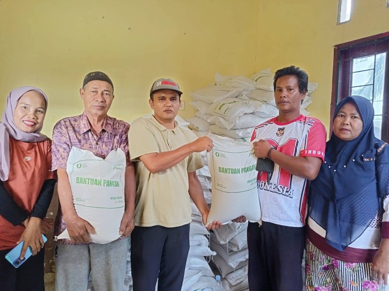 DESA KUALA TERUSAN SALURKAN BANTUAN BERAS BULOG, WARGA TERIMA MANFAAT