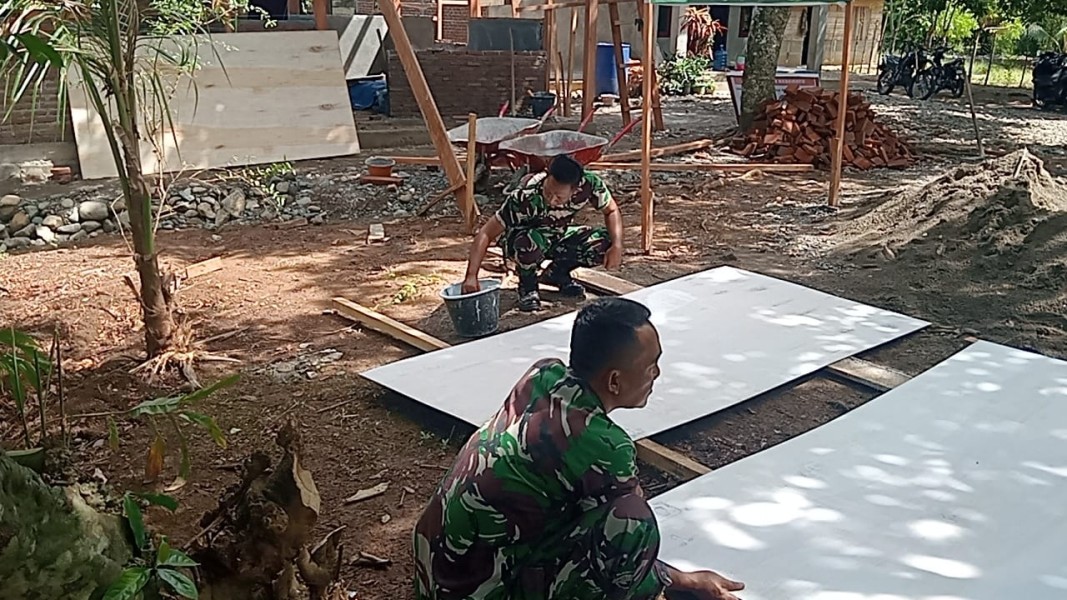 Tahap Krusial Dimulai, Satgas TMMD Ke-129 Kodim 0102/Pidie Siapkan dan Cat Plafon RTLH Nyak Ubit
