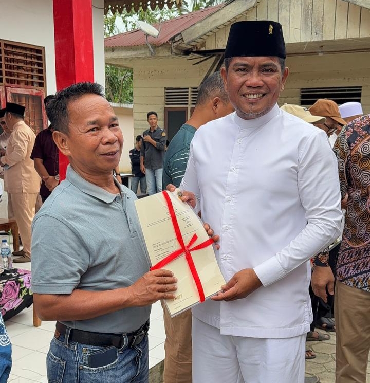 Bupati Pelalawan Serahkan 236 Sertifikat Program Redistribusi Tanah Tahun 2025 di Desa Pangkalan Gondai