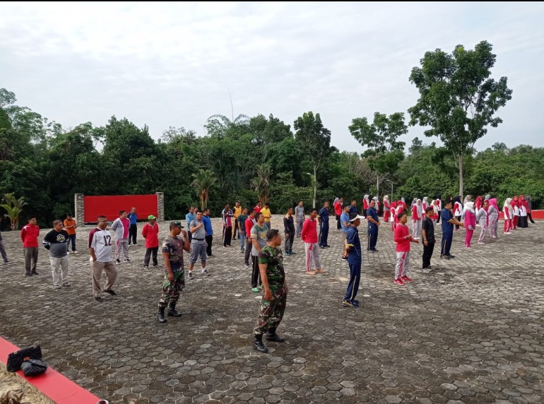 Bersama Forkopimcam, Polsek Bunut Senam Bersama di Lapangan Kantor Camat