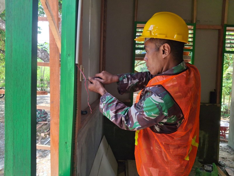 Rehab RTLH Sasaran Fisik TMMD Ke-129 Kodim 0102/Pidie Berlanjut, Instalasi Listrik Mulai Dipasang