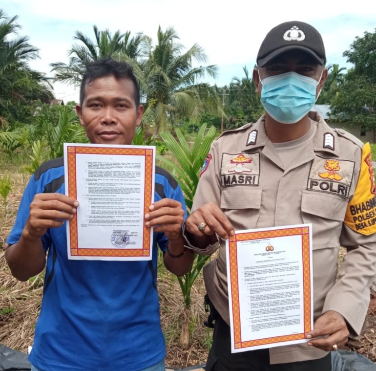 Cegah Kebakaran di Wilayah Hukumnya, Sejumlah Personil Polsek Pangkalan Kuras Sebarkan Maklumat Kapolda Riau