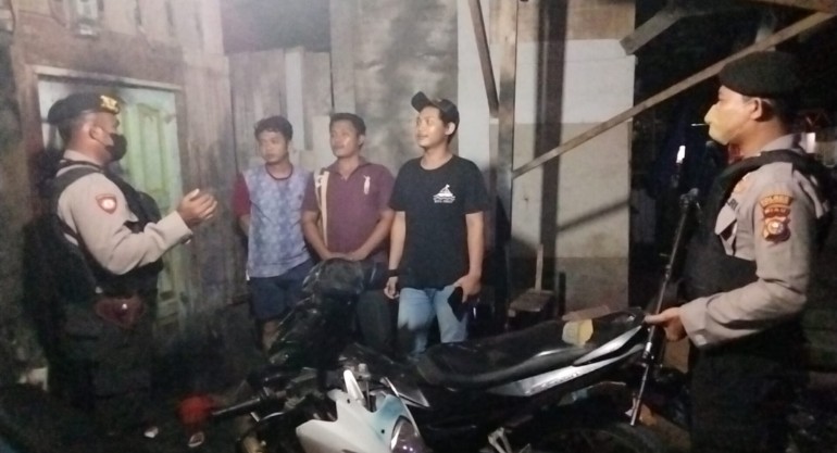 Cegah Kejahatan, Polsek Pangkalan Kerinci Patroli Tengah Malam