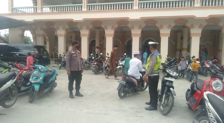 Ibadah Shalat Jumat di Masjid, Polsek Pangkalan Kerinci Lakukan Pengamanan