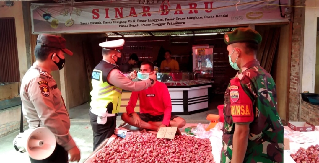 Bersama TNI, Polsek Sei Kijang Turun ke Pasar Bagikan Masker Gratis