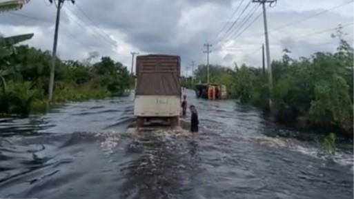 Tinggi Banjir di Jalintim Desa Kemang Pelalawan Menurun Bus Mulai di Izinkan Lewat