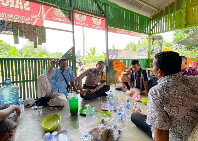 Didampingi Kades, Bhabinkamtibmas Polsek Bunut Bripka Muhammad Sauli Sambangi Warganya