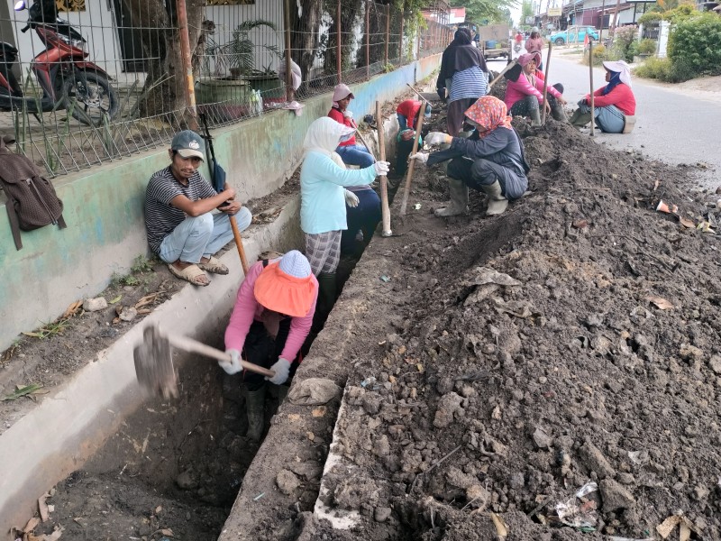 DLH Pelalawan Kerja Cepat, Drainase Tersumbat Ditangani dengan Sigap