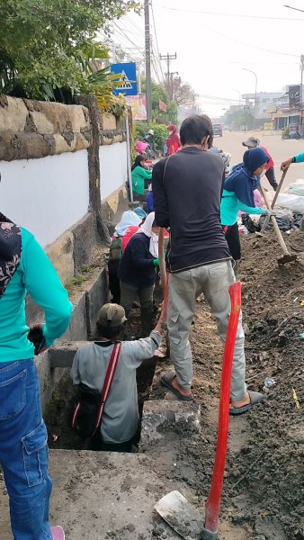 DLH Pelalawan Turun Langsung Bersihkan Saluran Air, Endapan Lumpur dan Sampah langsung  Diangkut