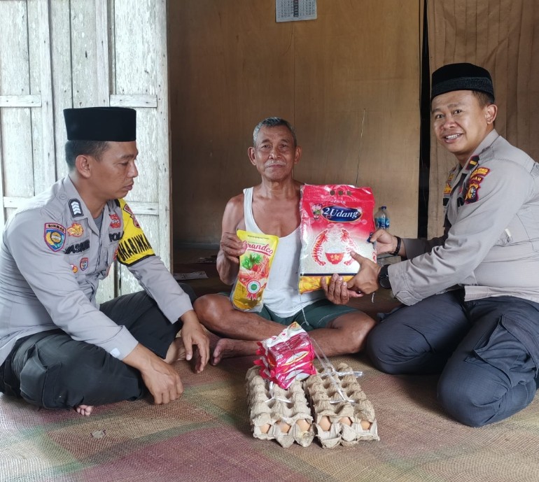 Bagikan Sembako Kepada Warga Kurang Mampu, Polsek Kerumutan Sasar Masyarakat di Desa Pematang Tinggi