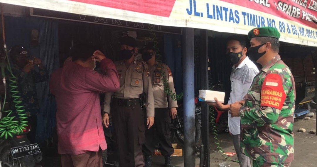 Bersama TNI, Polsek Pangkalan Kerinci Bagikan Masker Gratis ke Pengguna Jalan