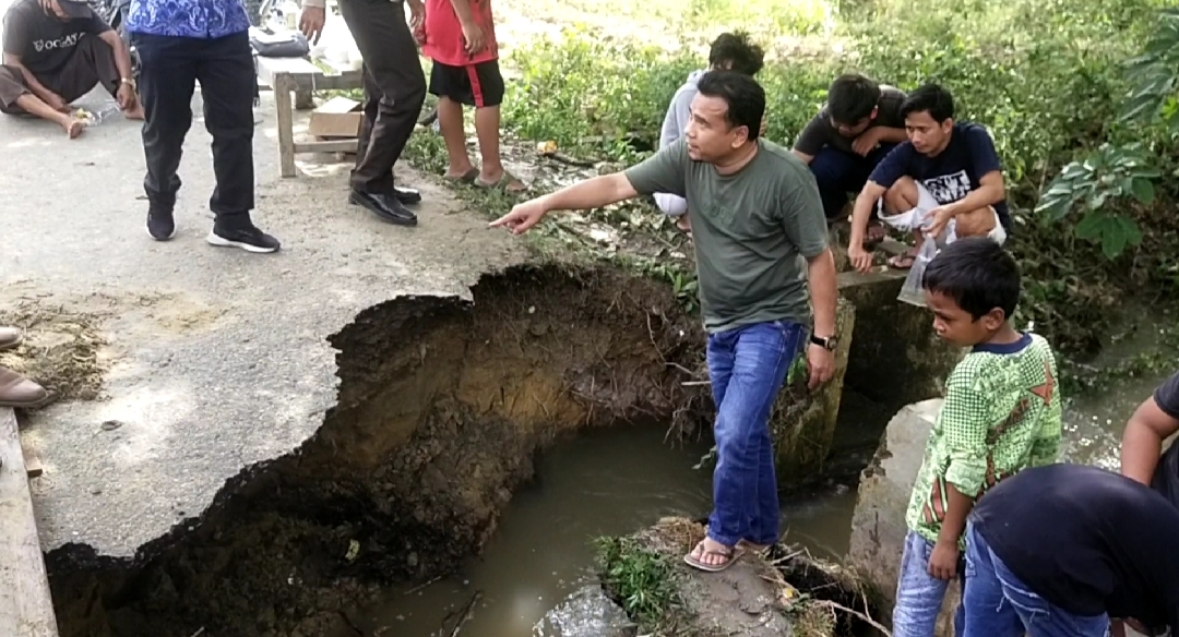 Respon Cepat, Ketua Komisi I DPRD Kabupaten Pelalawan Tinjau Lokasi Banjir dan Jalan Putus