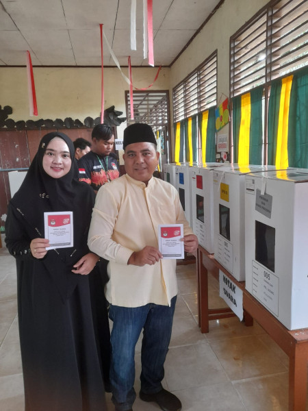 Wakil Bupati Pelalawan Mencoblos  di TPS 05 Desa Rawang Sari Pelalawan