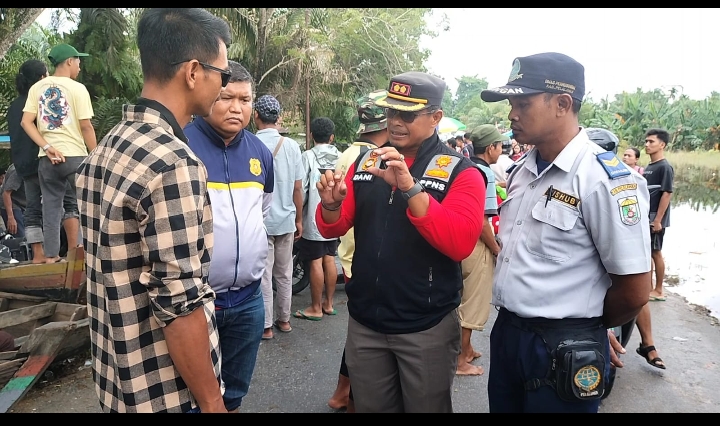 Akses Jalan Menuju Perkantoran Bhakti Praja Terendam Air Dan Susah Dilewati.