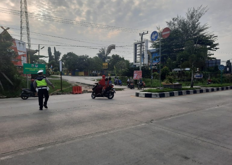 Cegah Kecelakaan, Unit Lantas Polsek Pangkalan Kuras Lakukan Pengaturan Lalin