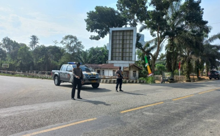 Upaya Cegah Kecelakaan, Polsek Pangkalan Lesung Lakukan Pengaturan di Jalan Lintas Timur