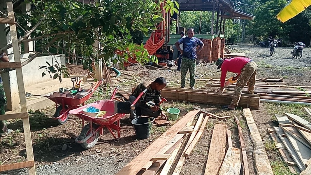 Rakit Mal Tiang Konstruksi MCK Sasaran 1 TMMD ke 129, Progres Pembangunan Terus Meningkat
