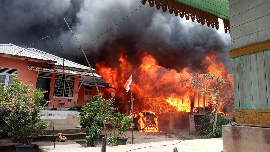 Dua Rumah Saat Waktu Jumatan Ludes di lalap Api di Kelurahan Langgam Pelalawan