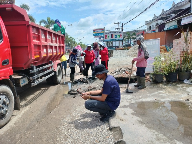 Kabid DLH Pelalawan Tinjau Kerja Anggota, Pastikan Kinerja Maksimal