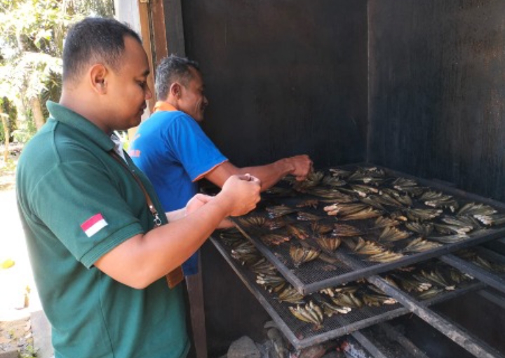 Dukung Program Ekonomi, PT SLS Astra Agro Kembangkan Usaha Sale Ikan Kelompok Peduli Lingkungan