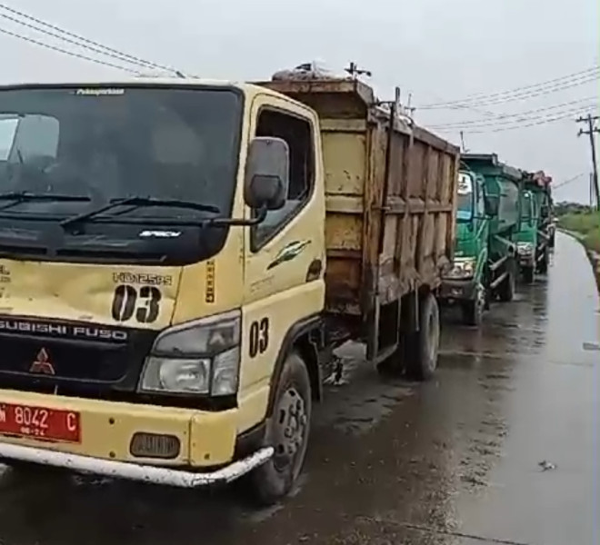 Banjir Genangi jalan lintas Timur Km 83 Desa Kemang, Mobil Pengangkutan Sampah DLH Pelalawan Trobos kemacetan Panjang