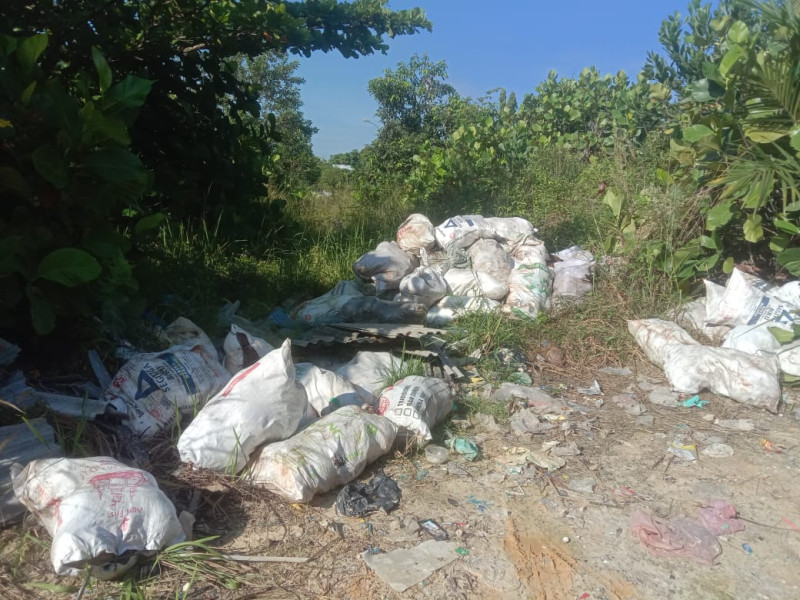 Larangan Tidak Di Indahkan,DLH Kembali Menemukan Sampah liar di jalan Tengku Said Ja'afar Kerinci Barat.